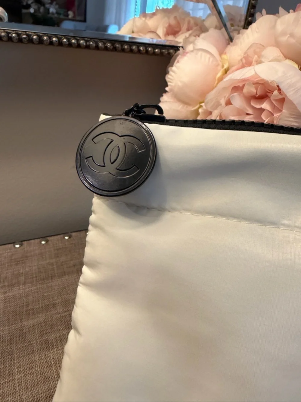 CC White Quilted Tote Bag with black halo Logo zipper pull - Picture 5 of 7